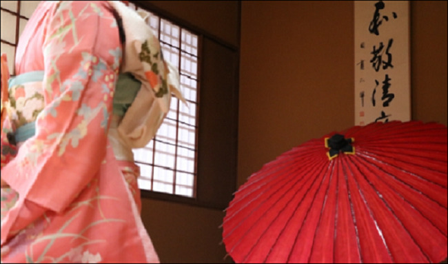 着物を着ている女性の姿